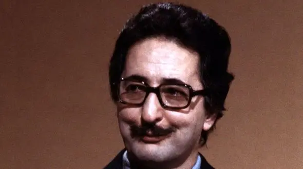 عکس؛ سفر در زمان؛ «ژست بنی صدر در پذیرایی خانه اش در تهران»؛ سال 58