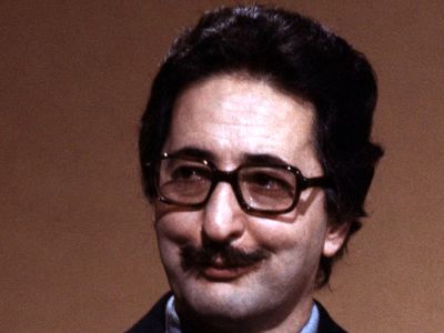 عکس؛ سفر در زمان؛ «ژست بنی صدر در پذیرایی خانه اش در تهران»؛ سال 58