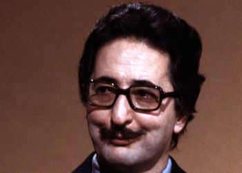 عکس؛ سفر در زمان؛ «ژست بنی صدر در پذیرایی خانه اش در تهران»؛ سال 58
