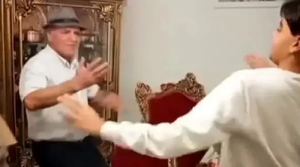 آواز و رقص شاد پیرمرد و نوه اش با ریتم تند / بابا بزرگ و نوه باهم کورس گذاشتن!