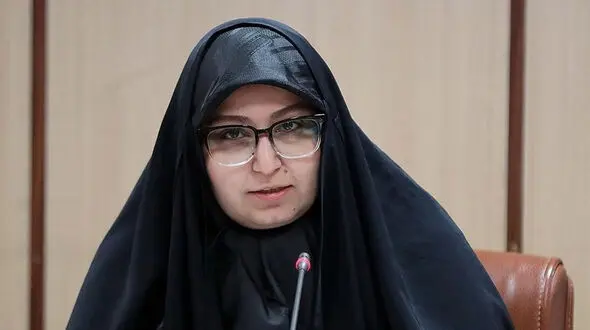 چرا نرجس دختر ارشد سردار سلیمانی او را پدر صدا نمی‌زند ؟/ ایشان همیشه در میدان بود عکس‌های کمی هست که پشت میز کارش باشد