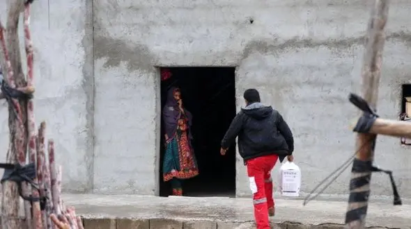 کودک سیل زده: باز باران با ترانه، می زند بر بام خانه/ 7روز گذشت؛امدادگران تازه به بعضی روستاهای سیل زده رسیدند! + فیلم