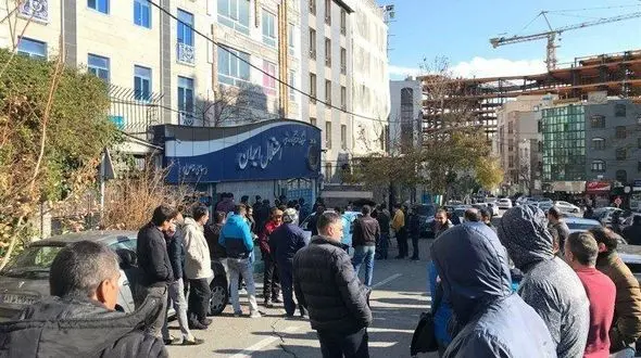 تجمع هواداران استقلال در اعتراض به عملکرد آجورلو