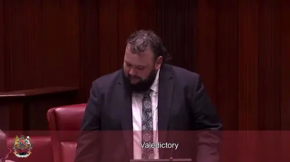 پایان عجیب کار نماینده پارلمان استرالیا با نوشیدن از کفش! + فیلم