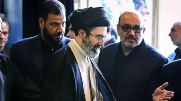 عکس / سفر به تاریخ ؛ دیده‌بوسی «سید مجتبی خامنه‌ای و سردار سلیمانی» در یک مراسم؛ سال 1396