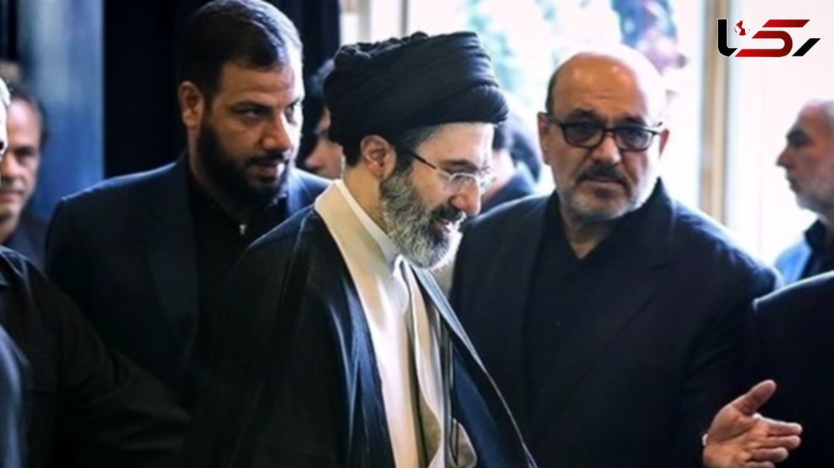 عکس / سفر به تاریخ ؛ دیده‌بوسی «سید مجتبی خامنه‌ای و سردار سلیمانی» در یک مراسم؛ سال 1396