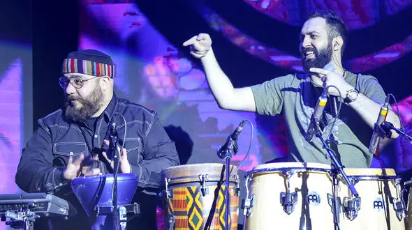 تشویق و تبریک تماشاگران به حسن روحانی در کنسرت خواننده معروف