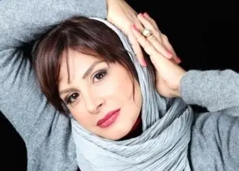 نگاهی به چیدمان  شاهانه و مجلل خانه سیما تیرانداز / از پرده‌ها و لوسترهای اعیانی تا فرش گلبهی و کابینت‌های چوبی ...