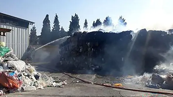 مهار آتش سوزی کارخانه کارتن سازی شهرک صنعتی شاهرود + عکس