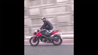 ببینید / تصویری دلخراش از لحظه پرت شدن یک شی سنگین به سمت موتورسوار + فیلم 