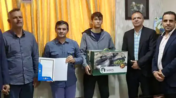 عکس / استقبال عجیب از قهرمان کشتی قم؛ قابلمه‌ای به جای مدال طلا! 