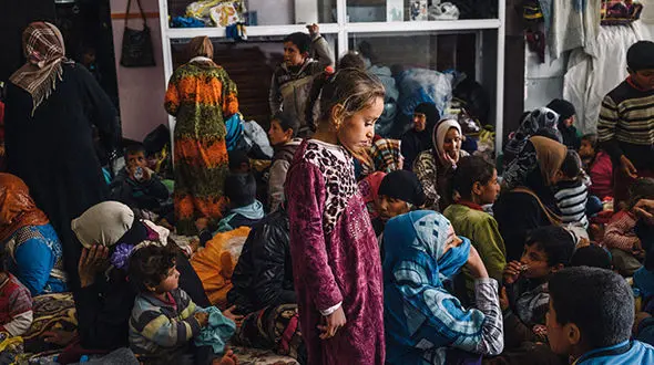 رفتار وحشیانه با دو دختر بچه در برابر پدر و مادر اسیر