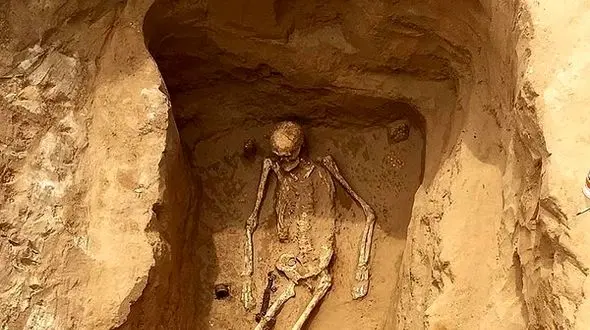 کشف بقایای اسکلت یک زن / او همراه جواهراتش پیدا شد+ تصاویر
