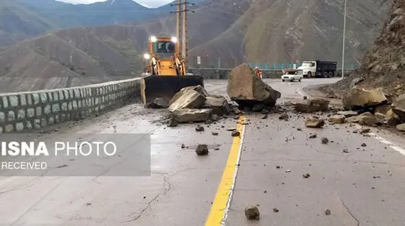 4 عکس از ریزش هولناک سنگ در جاده چالوس + جزییات