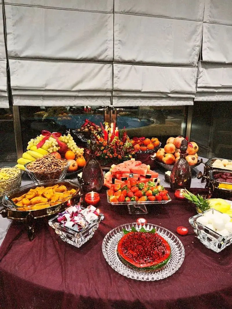 ایده چیدن میز شب یلدا | ۳۰ ایده چیدن میز شب یلدا شیک و عروس‌پسند ترند ۱۴۰۴ با چیدمانی باکلاس و خیره‌کننده!