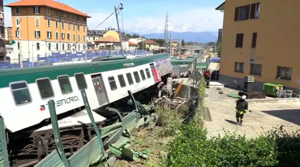 بی احتیاطی راننده قطار مسافری به خاطر خوردن قهوه / قطار از خط خارج شد + فیلم