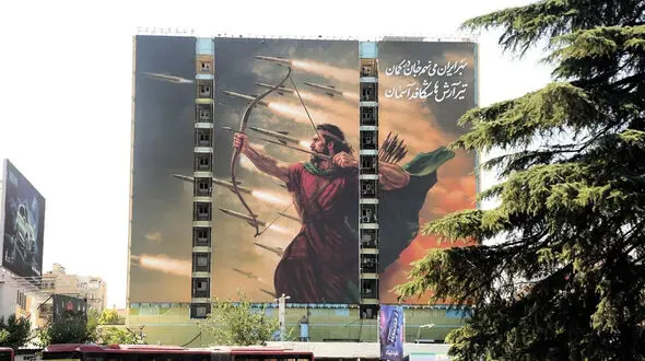 نقش آرش کمانگیر بر دیواری در میدان ونک