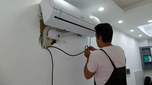 خلاقیت مشاغل؛ ایده هوشمندانه نصاب کولر گازی برای خنک کردن 2 اتاق تنها با یک دستگاه کولر مثل بمب صدا کرد+ویدیو/ انیشتین شمایی والسلام