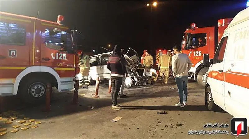 خودروی واژگون، طعمه آتش شد