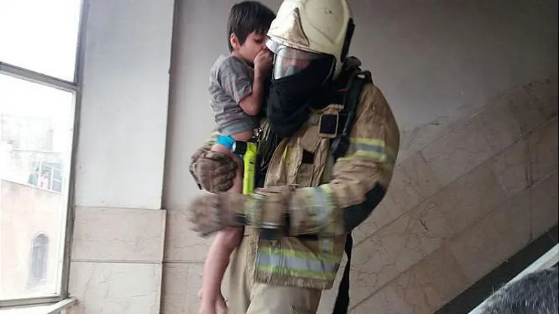 نجات چهار نفر در آتش سوزی یک ساختمان مسکونی 