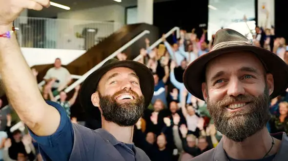 این مرد به تمام کشورهای دنیا سفر کرد ! / او کلا دور هواپیما را خط کشیده بود