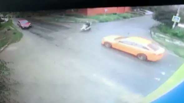 فیلم موتورسواری این پیک موتوری را ببینید نفس تان بند می آید / مرگ را لمس کرد 