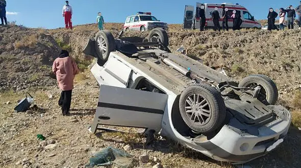 ببینید / شرایط یک متهم داخل خودروی پلیس در لحظه واژگونی ماشین