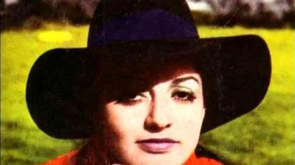 سفر در ایام قدیم /  ظاهر متفاوت «فائقه آتشین/گوگوش» در دهه 50 ! 