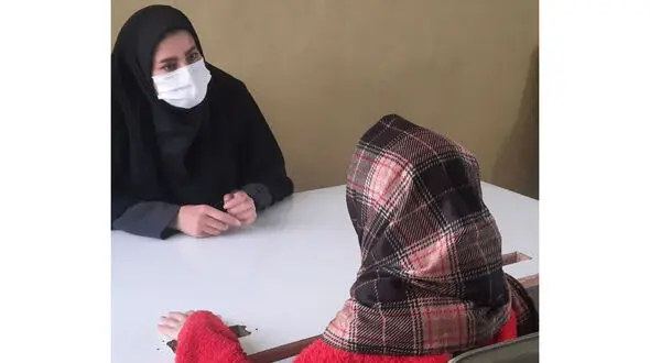 آزارهای دردناک نامادری دیانا 14 ساله / نیمه شب عکس های مادرم را برداشتم و فرار کردم + نظر کارشناس