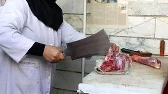 فیلم لحظه فرار دزد مسلح با ساطور کشی 2 زن قصاب !  / جسارت 2 زن در برابر تفنگ  جهانی شد