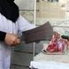 فیلم لحظه فرار دزد مسلح با ساطور کشی 2 زن قصاب !  / جسارت 2 زن در برابر تفنگ  جهانی شد