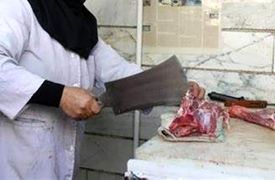 فیلم لحظه فرار دزد مسلح با ساطور کشی 2 زن قصاب !  / جسارت 2 زن در برابر تفنگ  جهانی شد