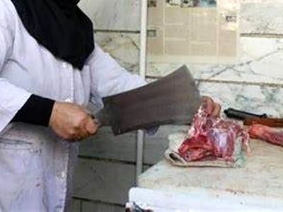فیلم لحظه فرار دزد مسلح با ساطور کشی 2 زن قصاب !  / جسارت 2 زن در برابر تفنگ  جهانی شد