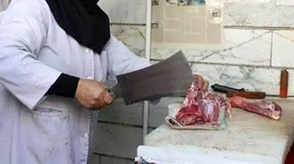 فیلم لحظه فرار دزد مسلح با ساطور کشی 2 زن قصاب !  / جسارت 2 زن در برابر تفنگ  جهانی شد
