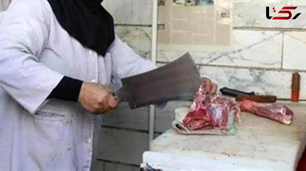 فیلم لحظه فرار دزد مسلح با ساطور کشی 2 زن قصاب !  / جسارت 2 زن در برابر تفنگ  جهانی شد