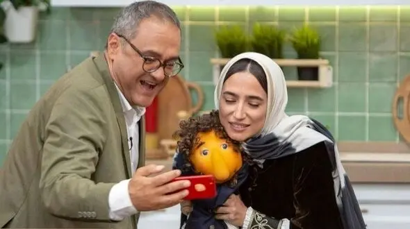 فیلم / نگاهی به چیدمان لوکس و عهد عتیقه خانه رامبد جوان با سلیقه نگار جواهریان /  از پذیرایی کم نور با مبلمانی قدیمی و طرحی عتیقه تا آشپزخانه‌ای بزرگ با یخچال ساید بای‌ ساید و جزیره‌ی خوش‌رنگ 
