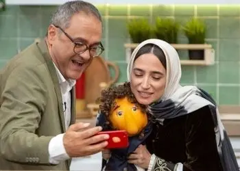 فیلم / نگاهی به چیدمان لوکس و عهد عتیقه خانه رامبد جوان با سلیقه نگار جواهریان /  از پذیرایی کم نور با مبلمانی قدیمی و طرحی عتیقه تا آشپزخانه‌ای بزرگ با یخچال ساید بای‌ ساید و جزیره‌ی خوش‌رنگ ...