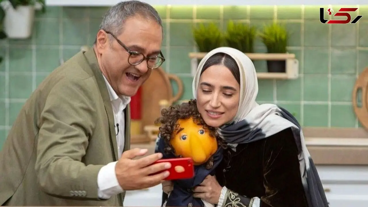 فیلم / نگاهی به چیدمان لوکس و عهد عتیقه خانه رامبد جوان با سلیقه نگار جواهریان /  از پذیرایی کم نور با مبلمانی قدیمی و طرحی عتیقه تا آشپزخانه‌ای بزرگ با یخچال ساید بای‌ ساید و جزیره‌ی خوش‌رنگ 