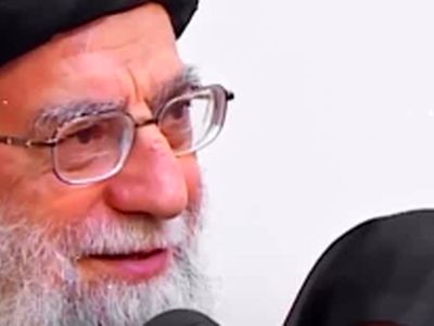 فیلم / پدرانگی‌های رهبری انقلاب با بچه‌ها: حلما خانم بخند دیگه ... / بوسه هایی پدرانه رهبری که به دل می نشیند ..
