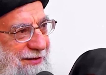 فیلم / پدرانگی‌های رهبری انقلاب با بچه‌ها: حلما خانم بخند دیگه ... / بوسه هایی پدرانه رهبری که به دل می نشیند ..