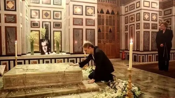 سفر در زمان/  فرح با حرکت های اغراق کننده سرمزار محمدرضا پهلوی