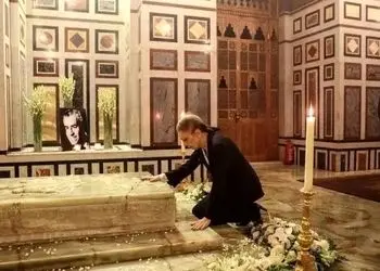 سفر در زمان/  فرح با حرکت های اغراق کننده سرمزار محمدرضا پهلوی