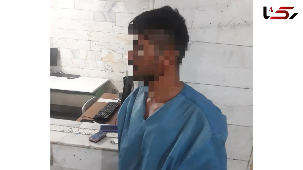 قتل خونین پسر جوان در خانه مجردی اش / قاتل آشنا پس از یک سال دستبند به دست به ملارد بازگشت + عکس قاتل