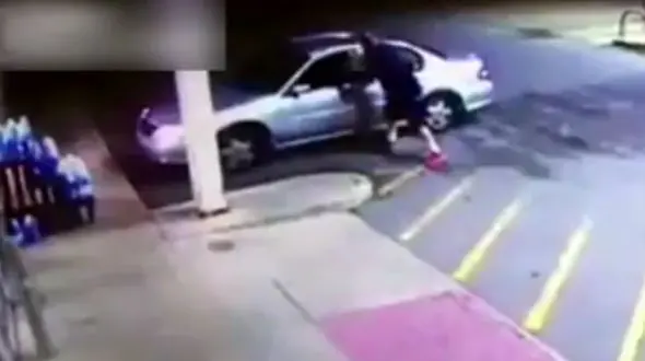 عاقبت دردناک مردی که خودروی روشن خود را در خیابان رها کرد + فیلم