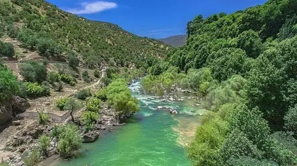 همنوایی ریل و رود در طبیعت بکر بخش پاپی لرستان/ رودخانه سزار در حد فاصل لر بزرگ و کوچک قرار دارد+فیلم