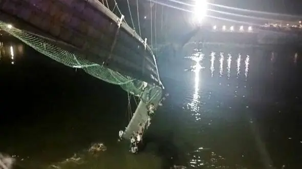 فیلم لحظه وحشتناک سقوط  یک پل معلق با صدها عابر