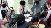 عکس العمل عجیب مسافر عصبانی پس از لغو پرواز در فرودگاه! +فیلم