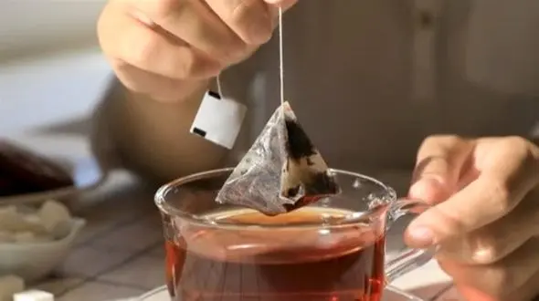 چای کیسه‌ ای چه خطراتی برای سلامتی دارد؟ ریزپلاستیک‌ ها در کمین‌ اند