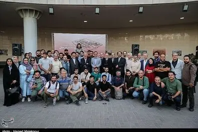  حضور عکاسان مطبوعاتی در مراسم افتتاح نمایشگاه عکس "خانه‌ای که سیل برد، مهری که سیل آورد" در ایوان انتظار میدان ولیعصر(عج) 