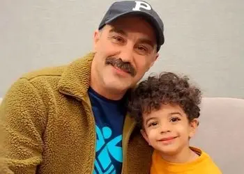 فیلم/نگاهی به چیدمان منزل شاهانه و مجلل مهدیار کلائی «سالارِ پایتخت» و پسر بامزه سریال مو به مو/ از مبلمان سلطنتی و مدرن و حیاط سرسبز شمال تا تابلوهای هنری و پرده های اعیانی